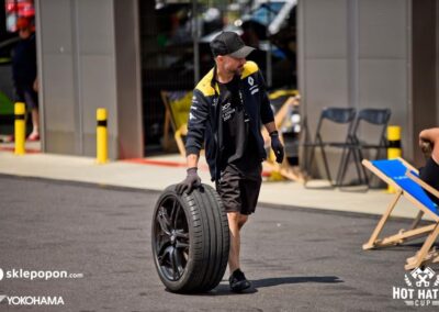 lece zmienic opony gdy staff odpoczywa