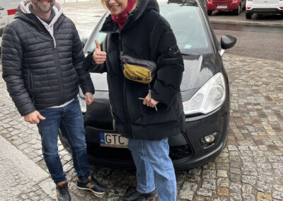 Nikola zadowolona po zdanym egzaminie na prawo jazdy za 1 ym podejsciem